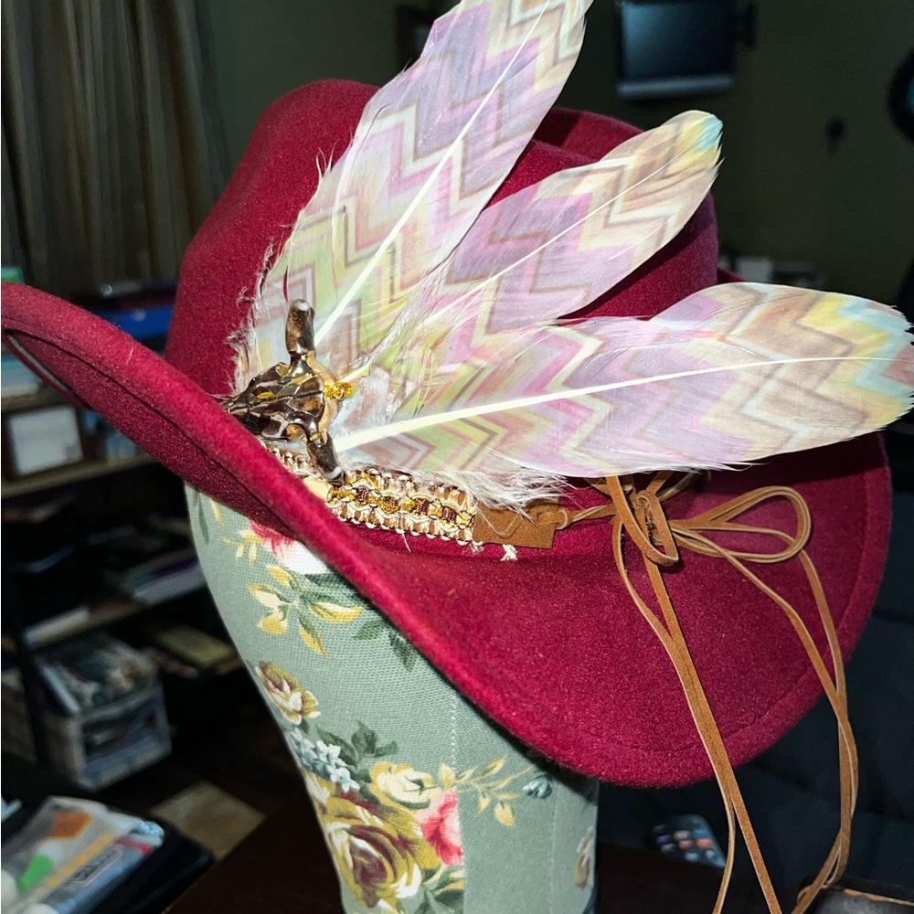Geo-feathered Red Cowboy Hat 57 cm
Size 7